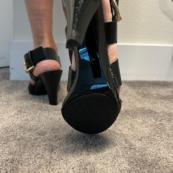 They are a black heel, comfortable and very pretty. - Picture 3 of 4